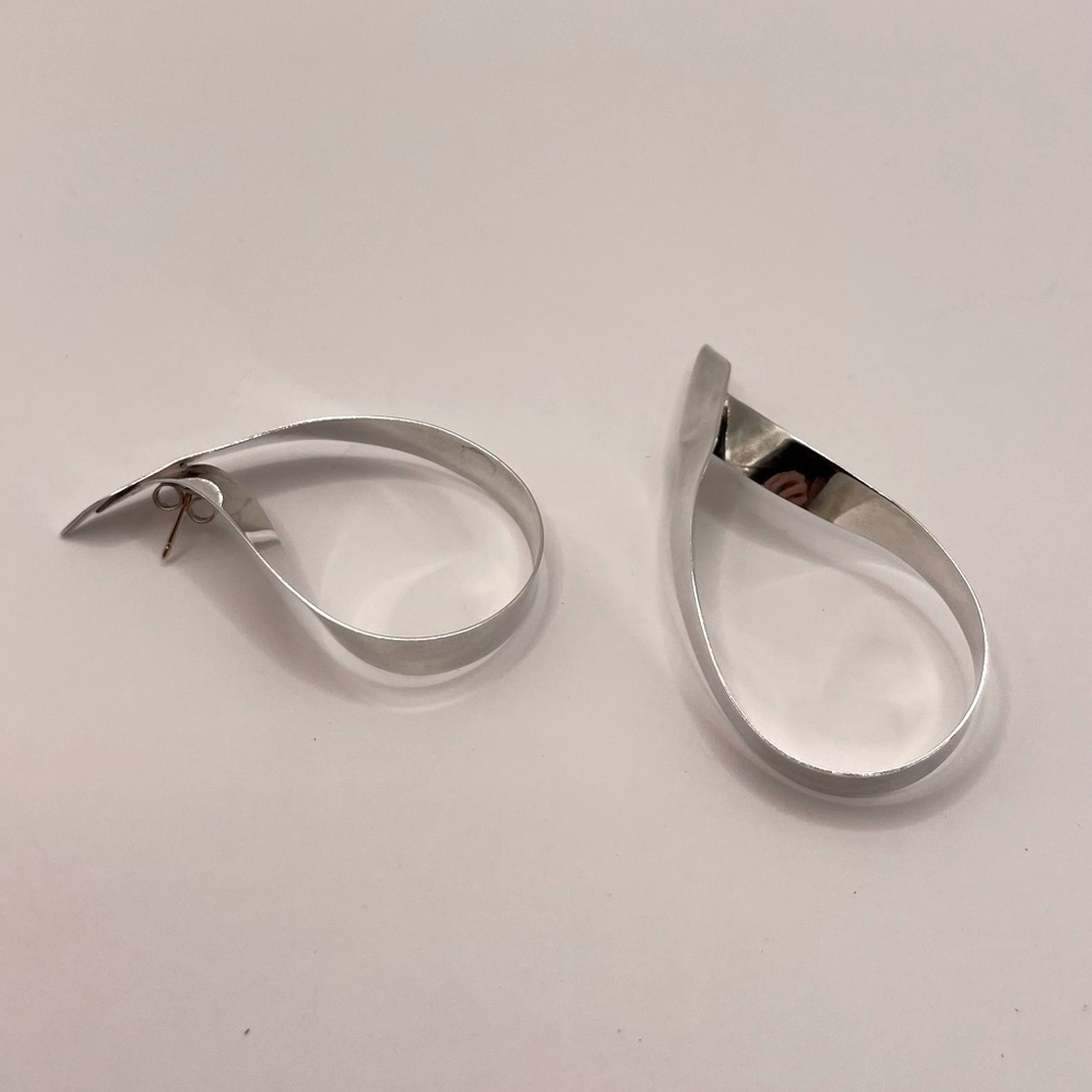 SANDRA BAKER SYB Vintage Sterling Silver Modernist Ribbon Earrings - Picture 6 of 12